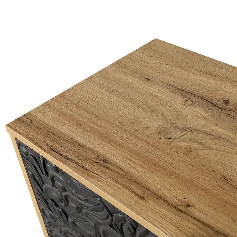 Porte noire sculptée avec un motif symétrique et cadre de couleur bois